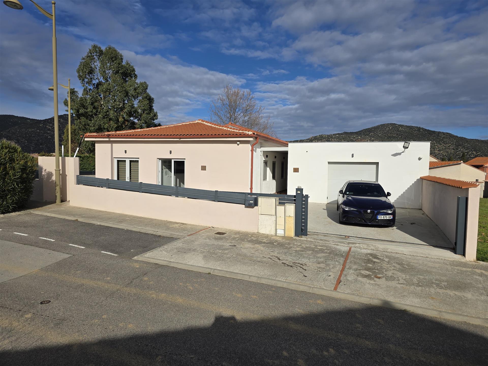 Casa contemporánea con 3 fachadas y jardín en Vinça