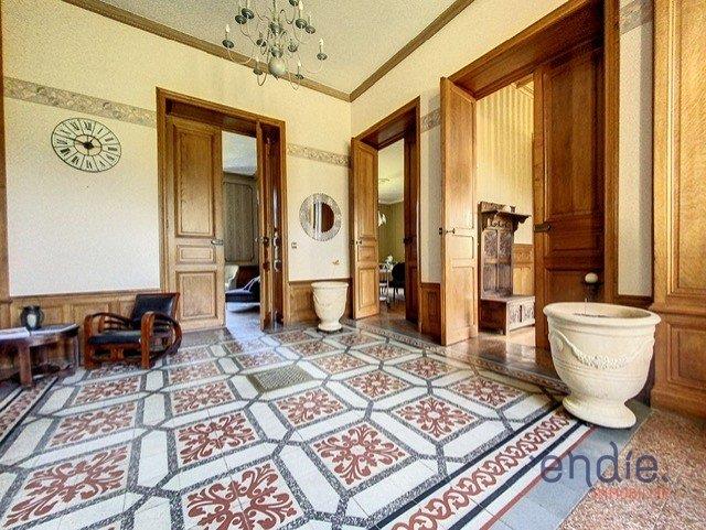Château d'exception de 597 m2 avec piscine, sur un domaine de 1.7 hectare.