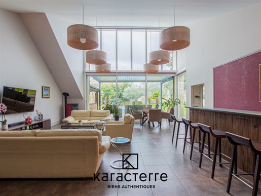Discreet townhouse with extraordinary volumes & swimming pool