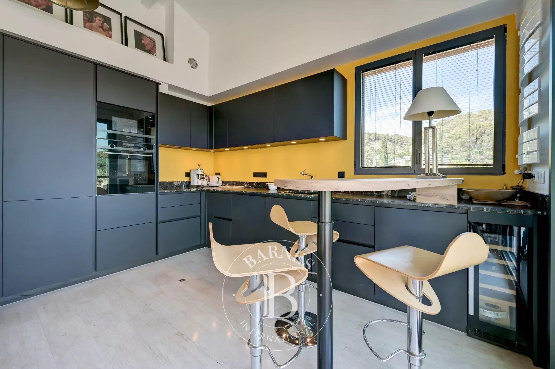 Aix La Torse – Top-Floor Duplex – Two Suites – 54 M² Terrace – Double Garage – Cellar