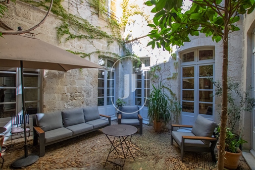 Superb town house and interior courtyard for sale in the histori