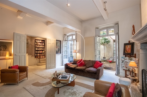 Superb town house and interior courtyard for sale in the histori