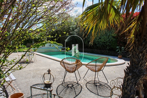 Character house with swimming pool for sale near Avignon