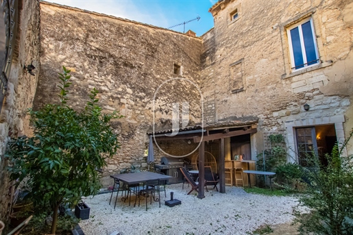 Distinguished townhouse with courtyard, for sale, near Avignon i