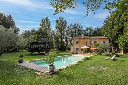 Property with pool and tree filled garden in Avignon in the Vauc