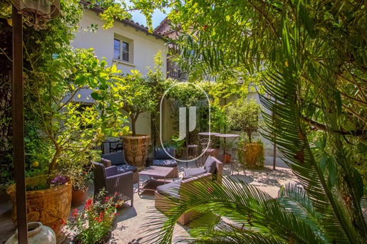 Superb town house for sale in the heart of Avignon