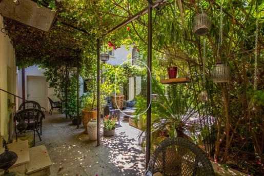 Superb town house for sale in the heart of Avignon.