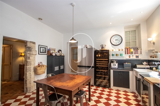 Fully renovated old-style flat for sale, in Avignon Intramuros