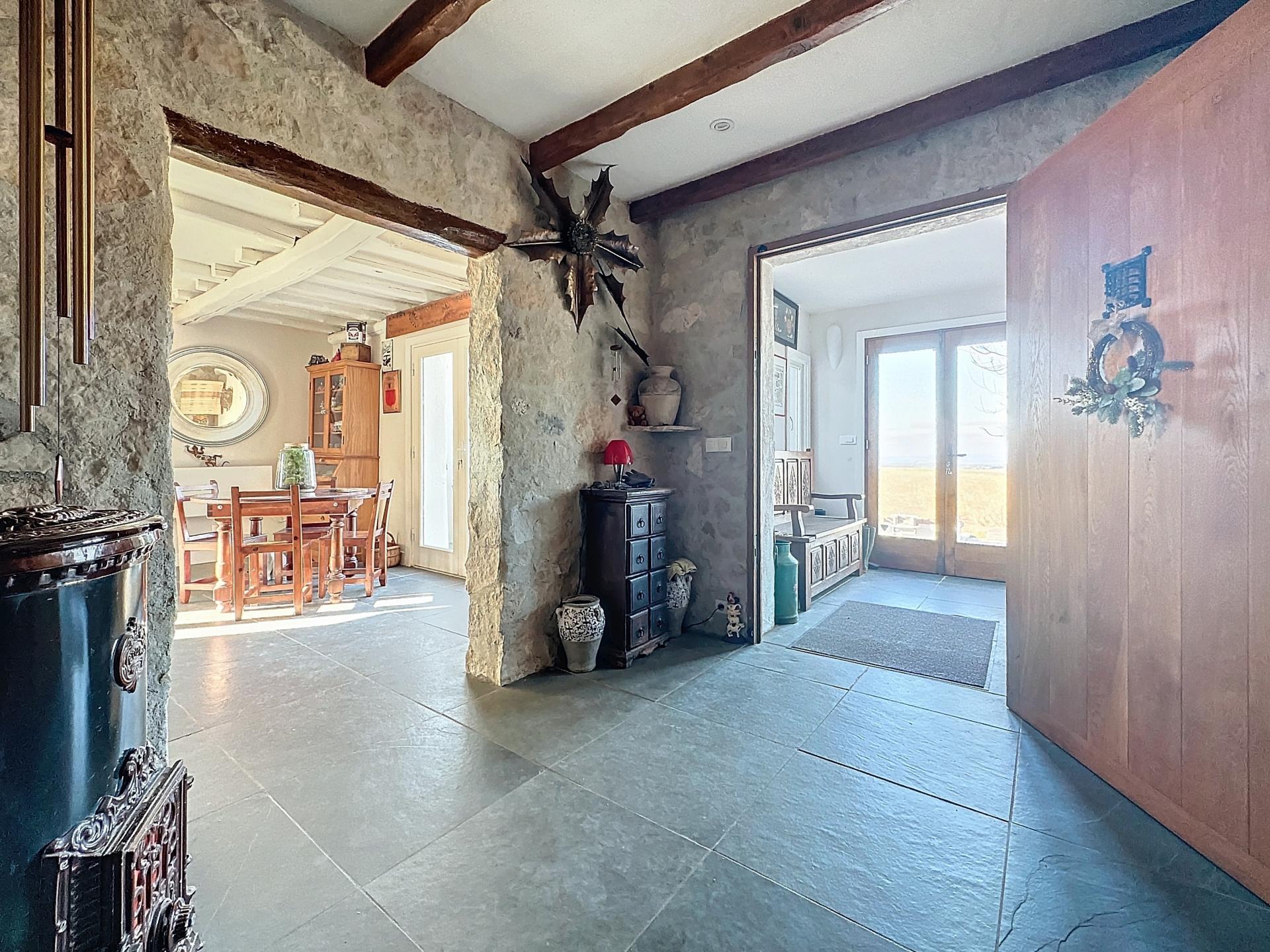 Purchase: Luxury property (09500)