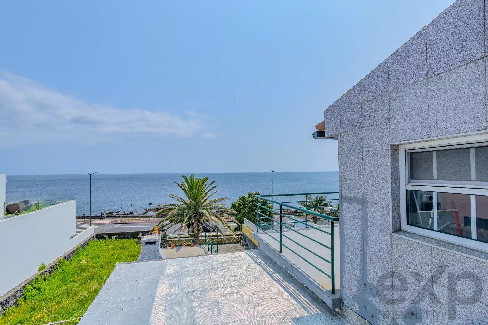 Moradia with 3 Independent Units, Uninterrupted Sea View and Current Rental Income – Central Locatio