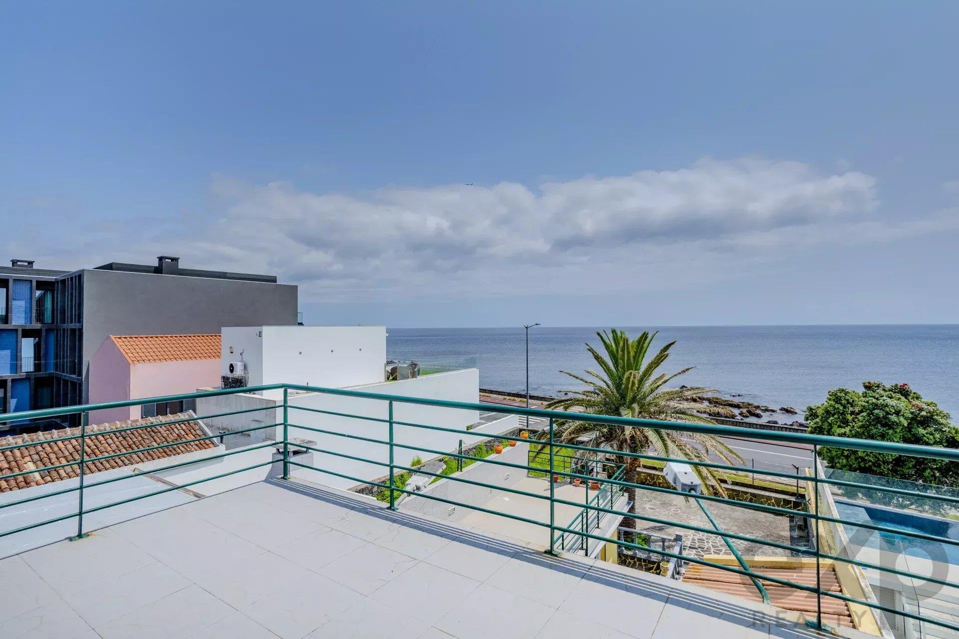Moradia with 3 Independent Units, Uninterrupted Sea View and Current Rental Income – Central Locatio