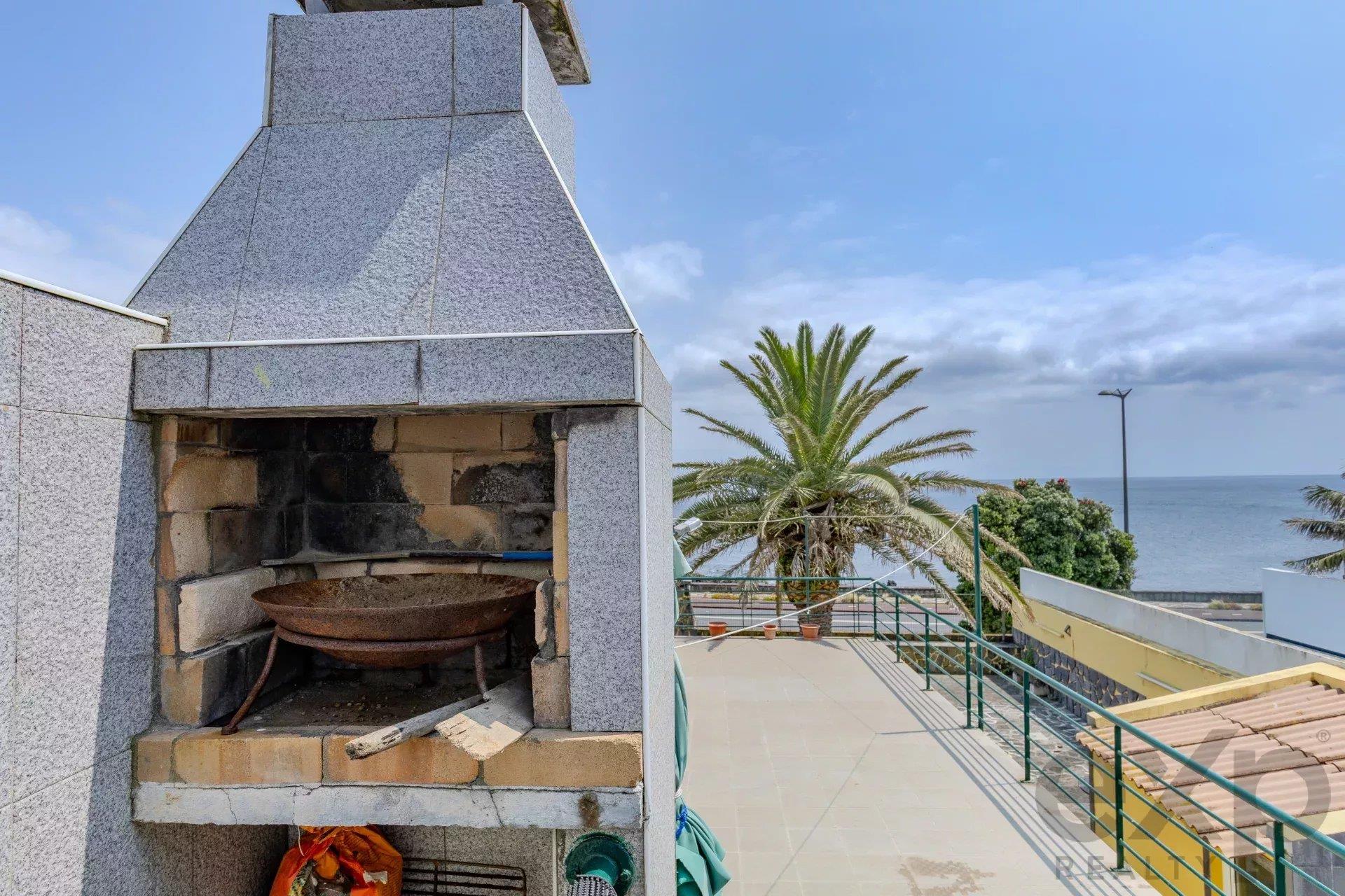 Moradia with 3 Independent Units, Uninterrupted Sea View and Current Rental Income – Central Locatio