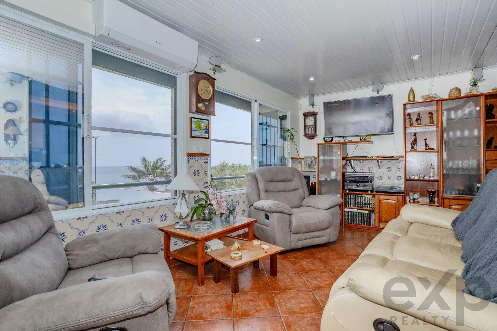 Moradia with 3 Independent Units, Uninterrupted Sea View and Current Rental Income – Central Locatio