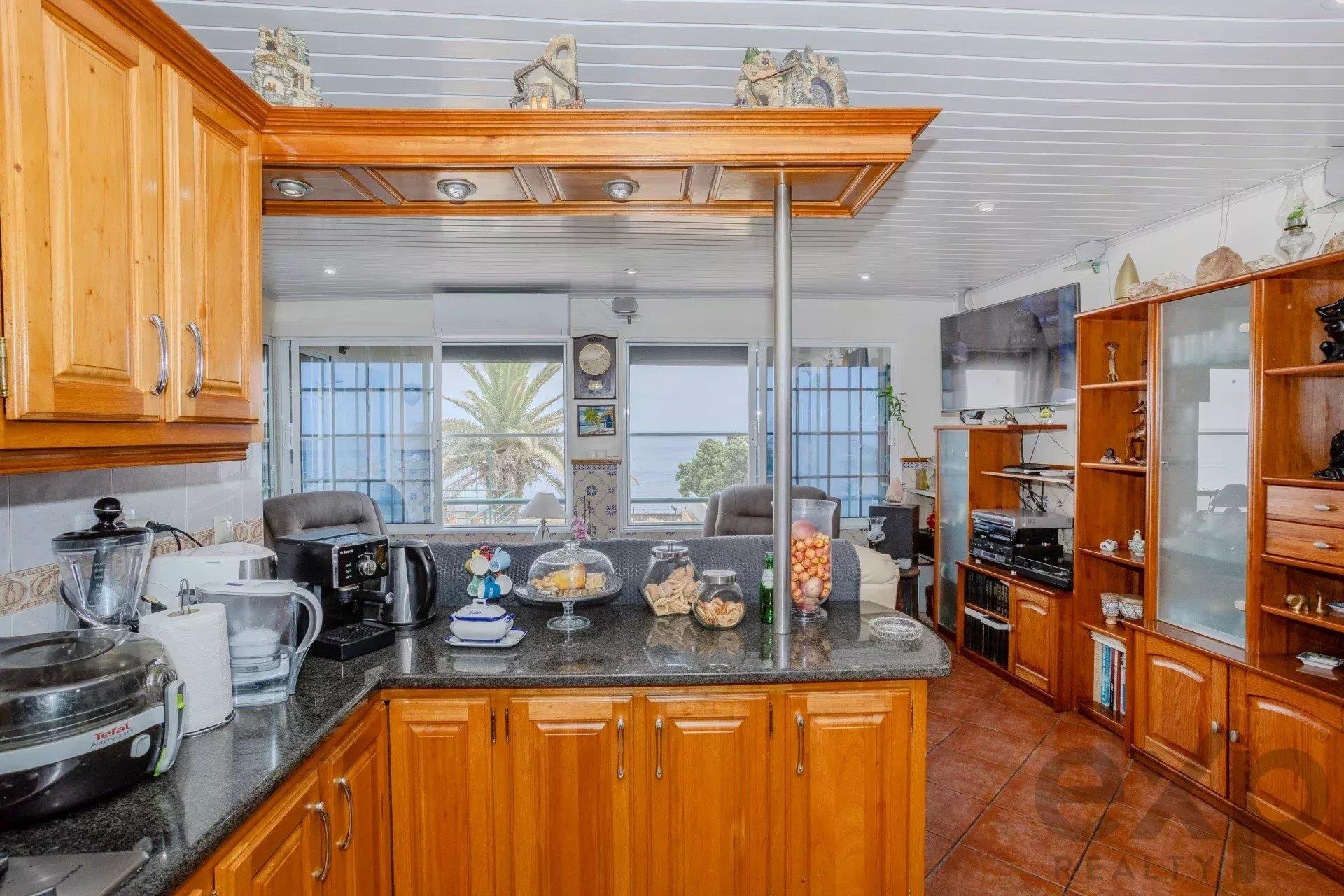 Moradia with 3 Independent Units, Uninterrupted Sea View and Current Rental Income – Central Locatio