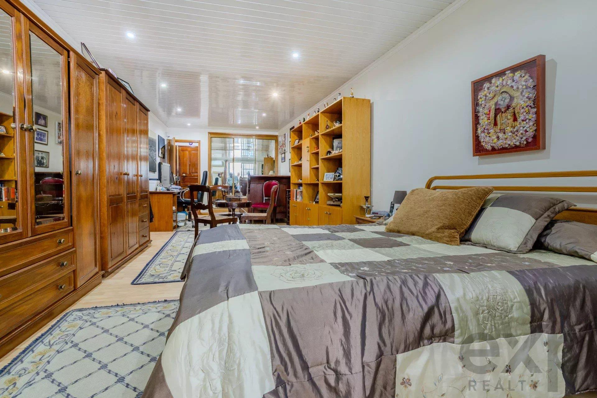 Moradia with 3 Independent Units, Uninterrupted Sea View and Current Rental Income – Central Locatio