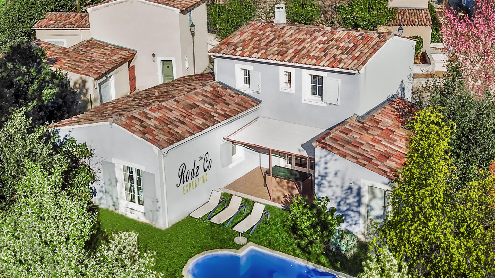House for sale in Saint Saturnin les Apt of approximately 147m2, 6 rooms, 4 bedrooms, 1 garage, 1 sw