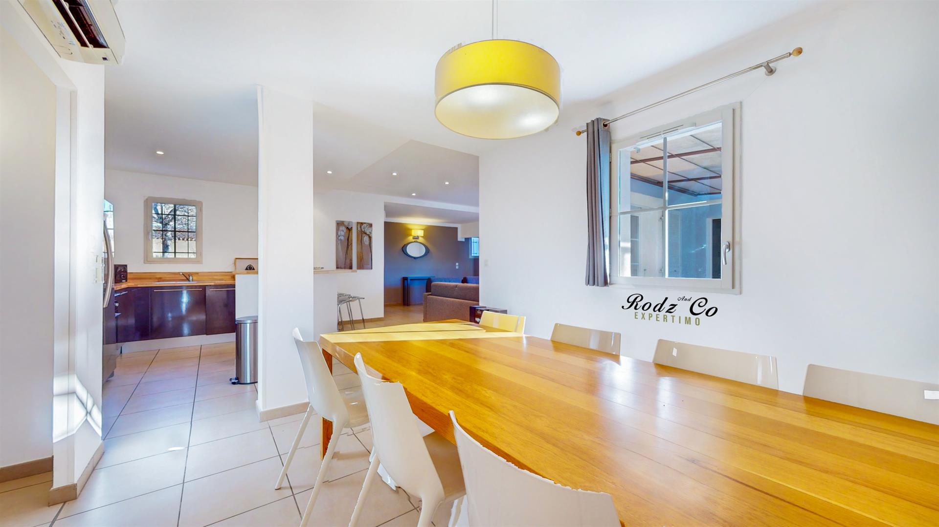 House for sale in Saint Saturnin les Apt of approximately 147m2, 6 rooms, 4 bedrooms, 1 garage, 1 sw