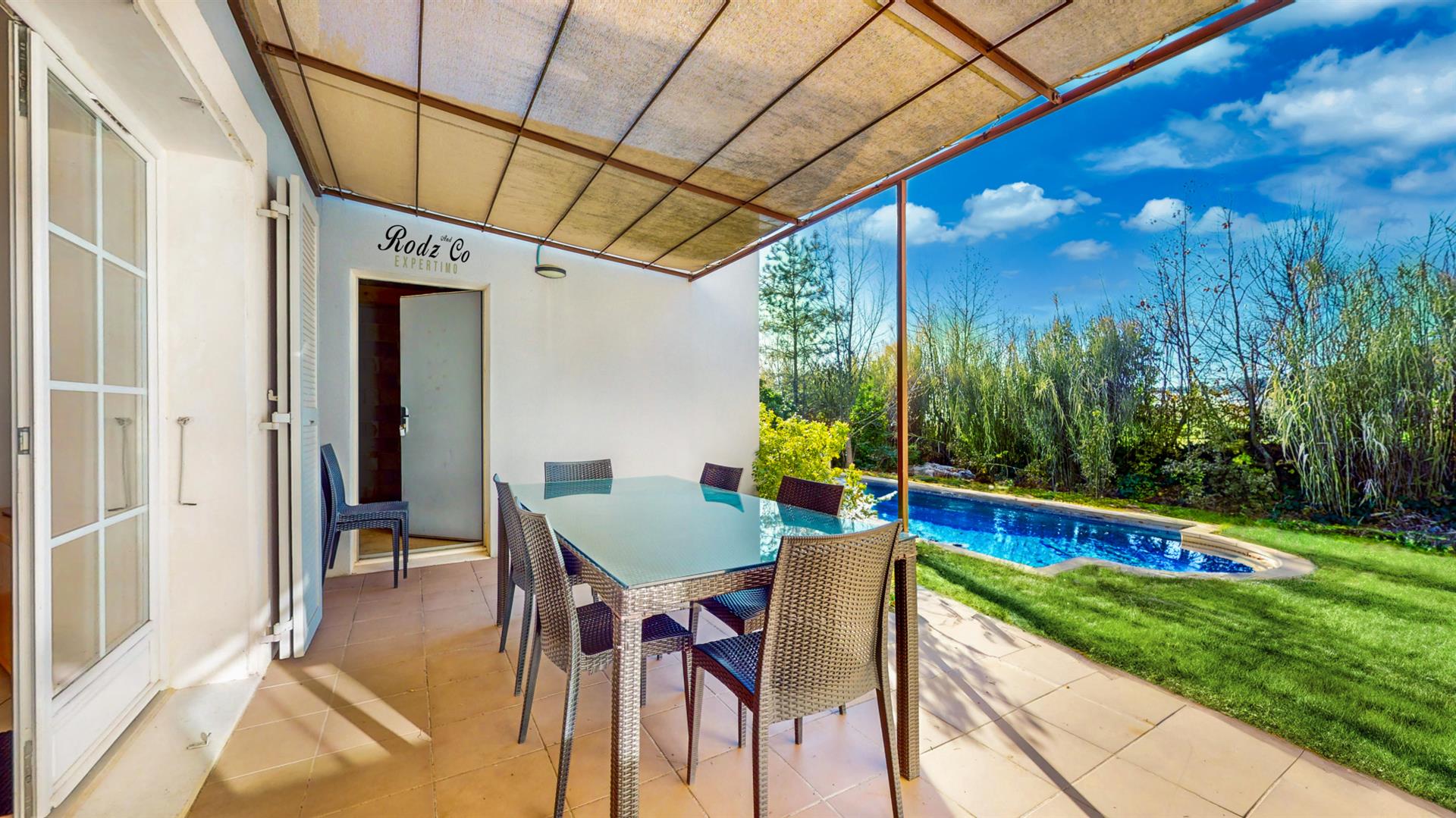 House for sale in Saint Saturnin les Apt of approximately 147m2, 6 rooms, 4 bedrooms, 1 garage, 1 sw