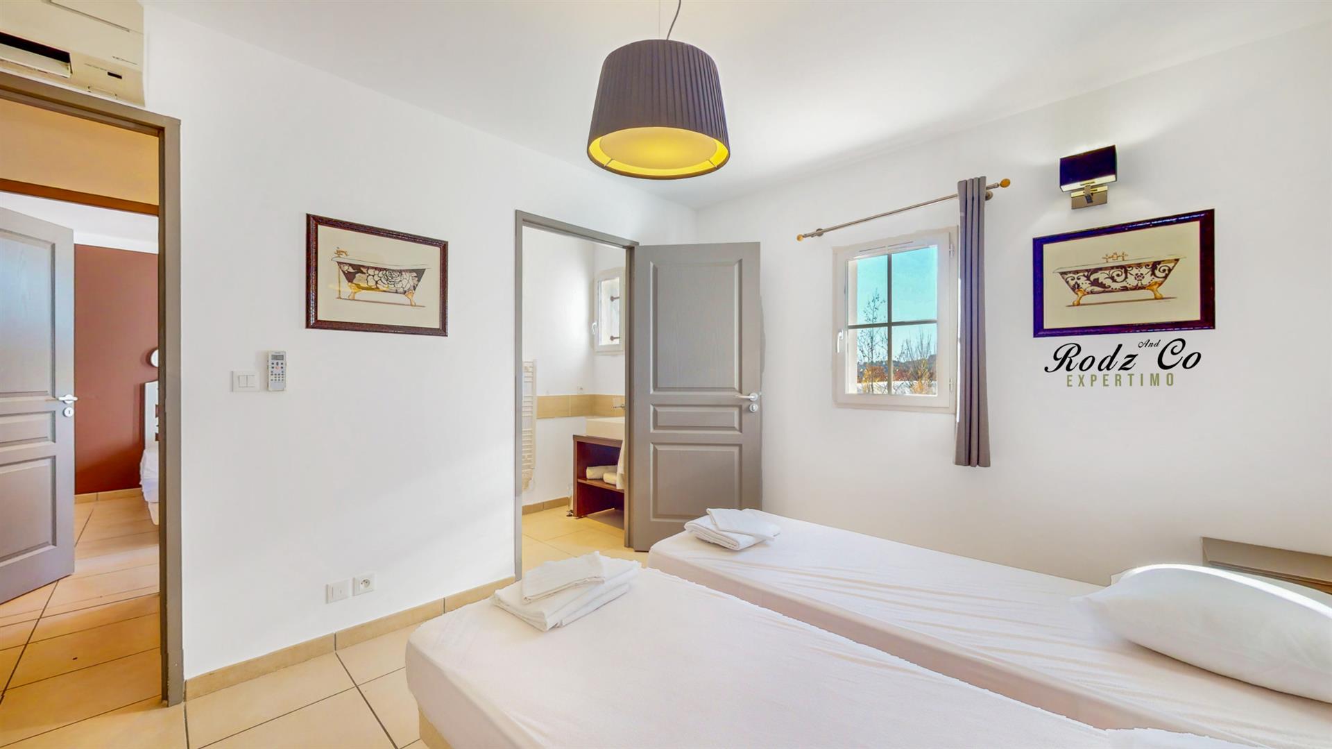 House for sale in Saint Saturnin les Apt of approximately 147m2, 6 rooms, 4 bedrooms, 1 garage, 1 sw