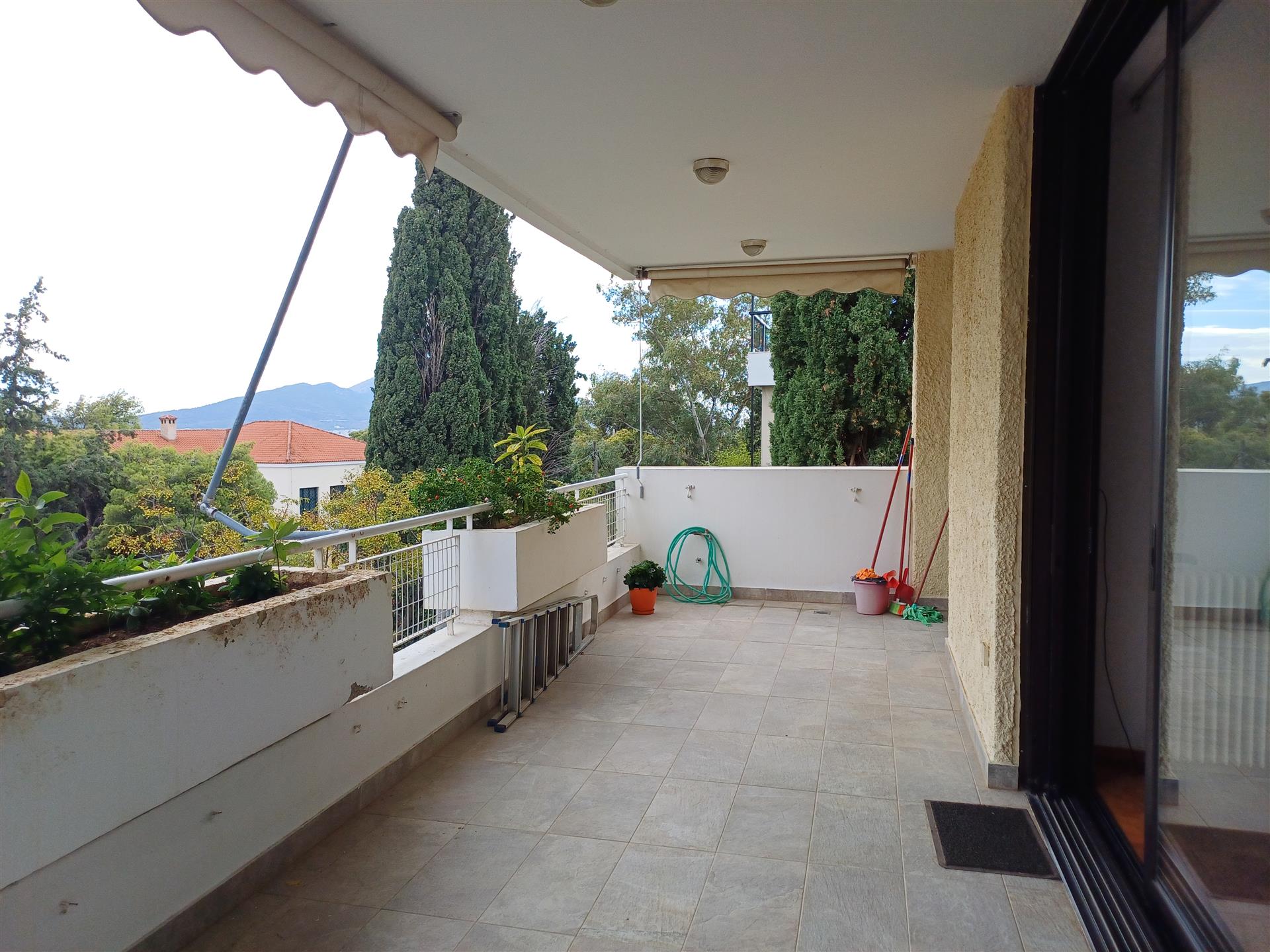 3Rd Floor Apartment with Unobstructed Views of Syggrou Grove
