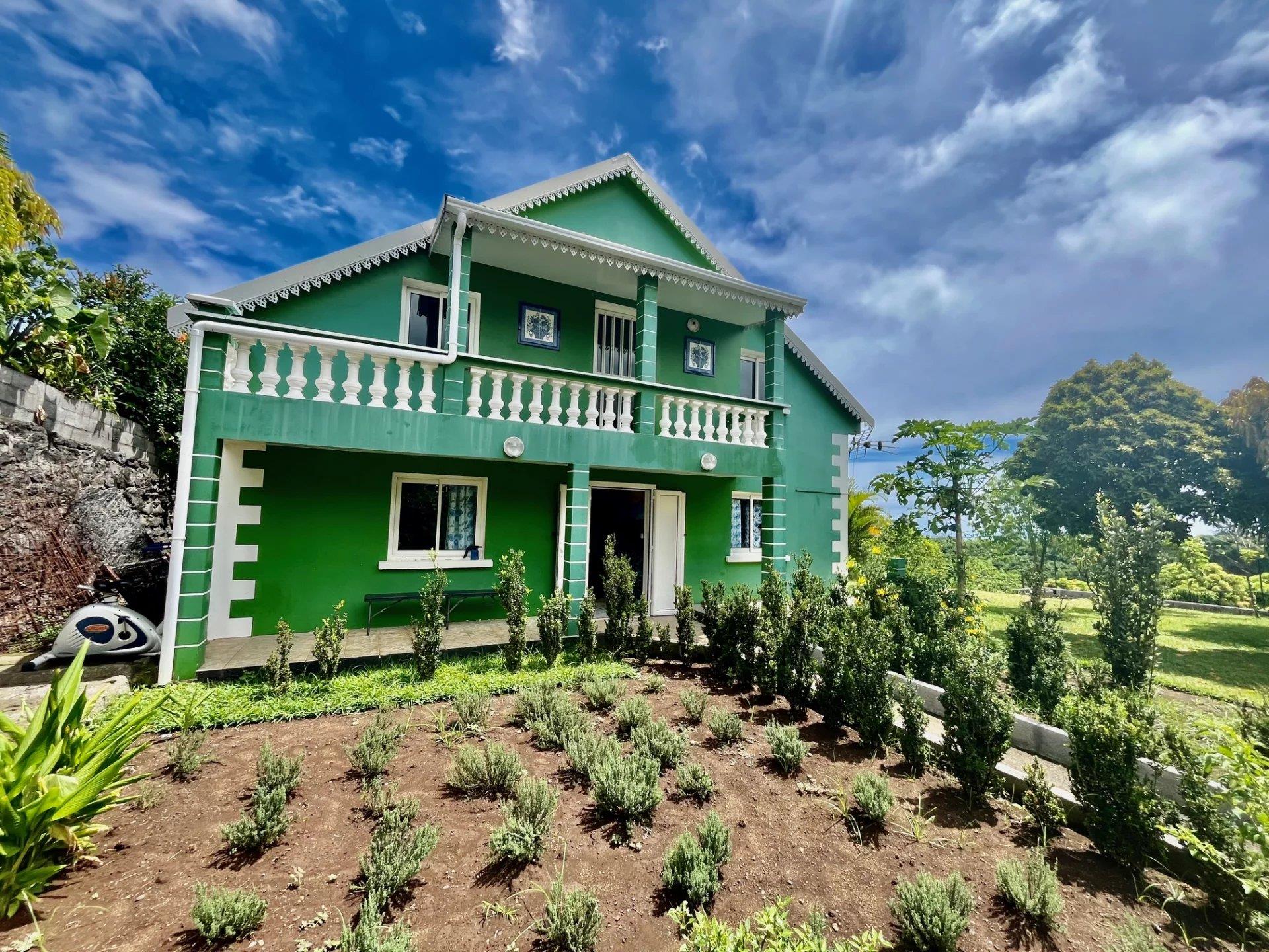 Traditional house with high potential in Les Avirons