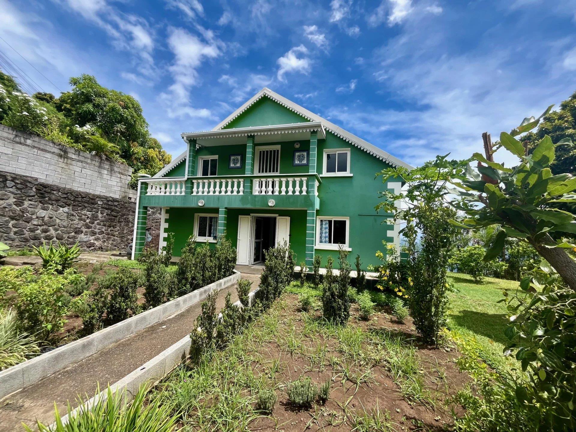 Traditional house with high potential in Les Avirons