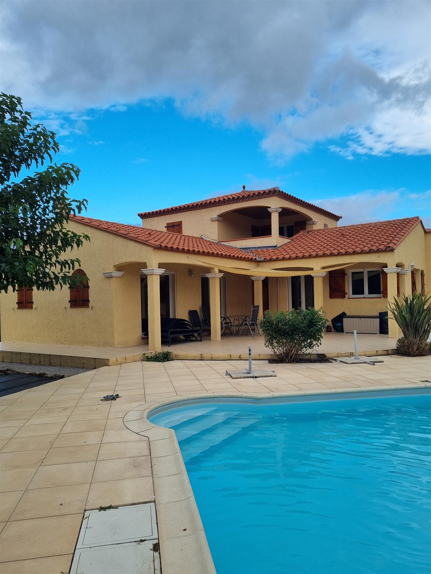 Moderna casa de quatro quartos com piscina, jardim e garagem perto de Finestret 66 Pyrenees Orienta