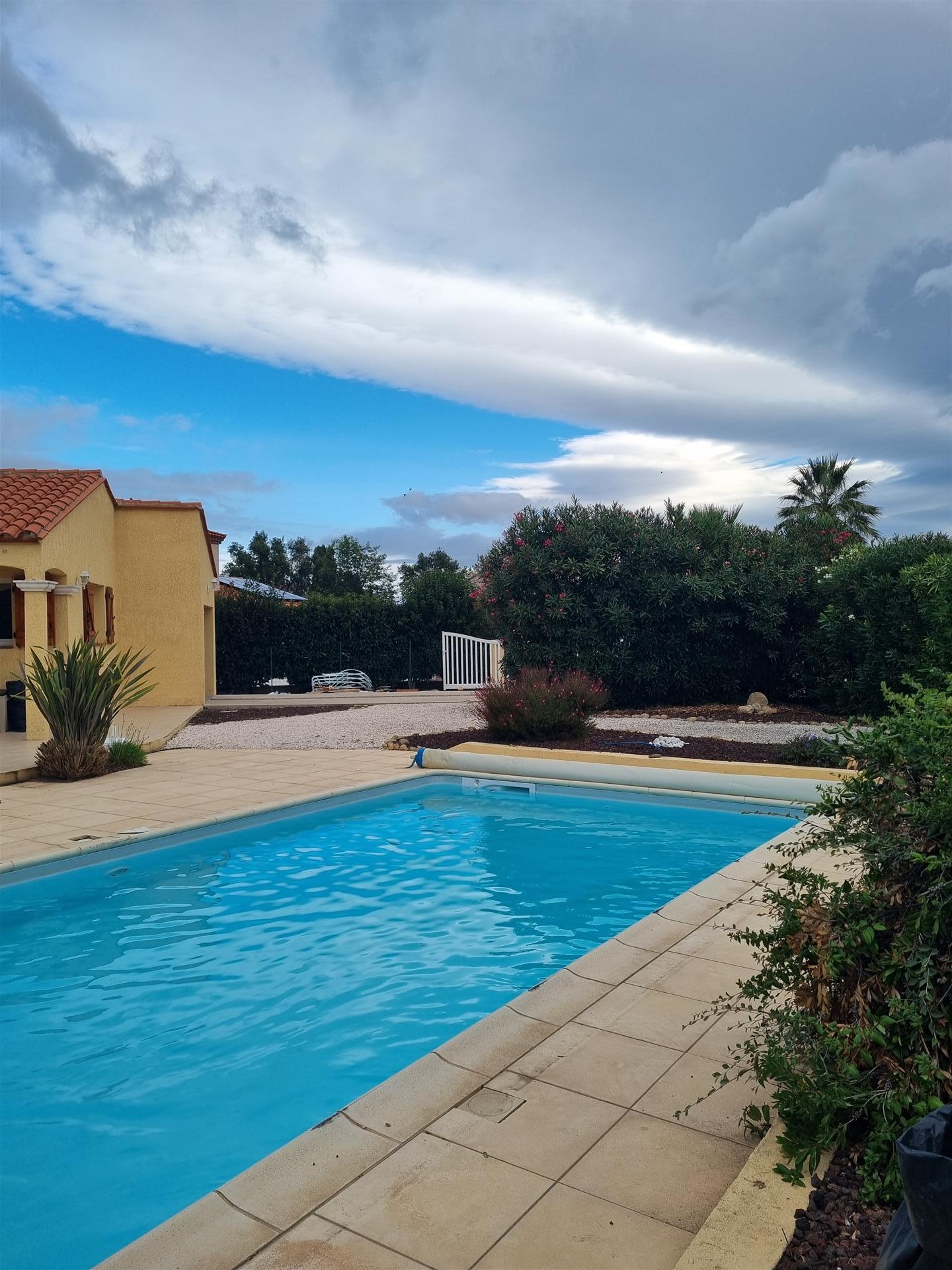 Moderna casa de quatro quartos com piscina, jardim e garagem perto de Finestret 66 Pyrenees Orienta