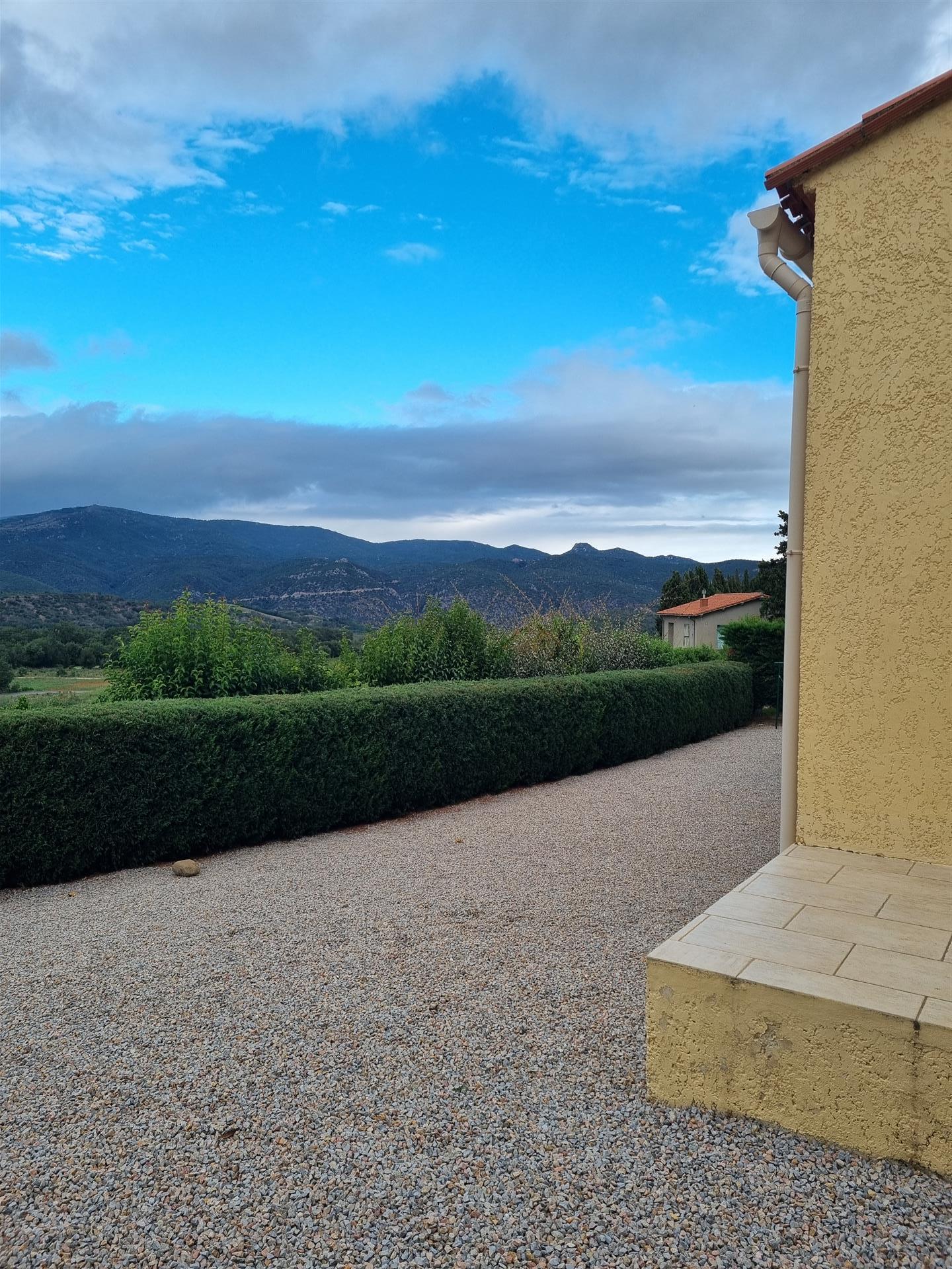 Moderna casa de quatro quartos com piscina, jardim e garagem perto de Finestret 66 Pyrenees Orienta