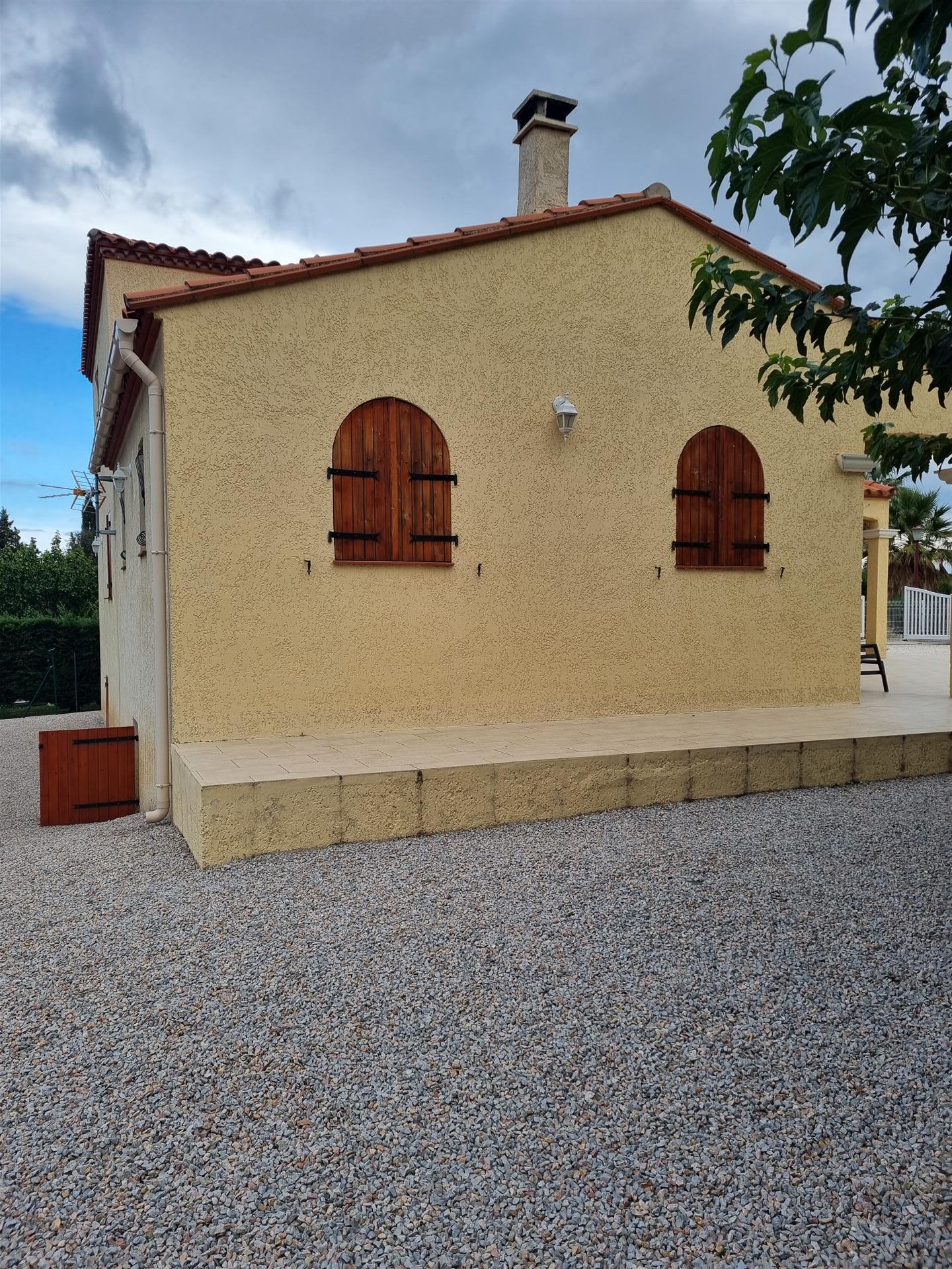 Moderna casa de quatro quartos com piscina, jardim e garagem perto de Finestret 66 Pyrenees Orienta
