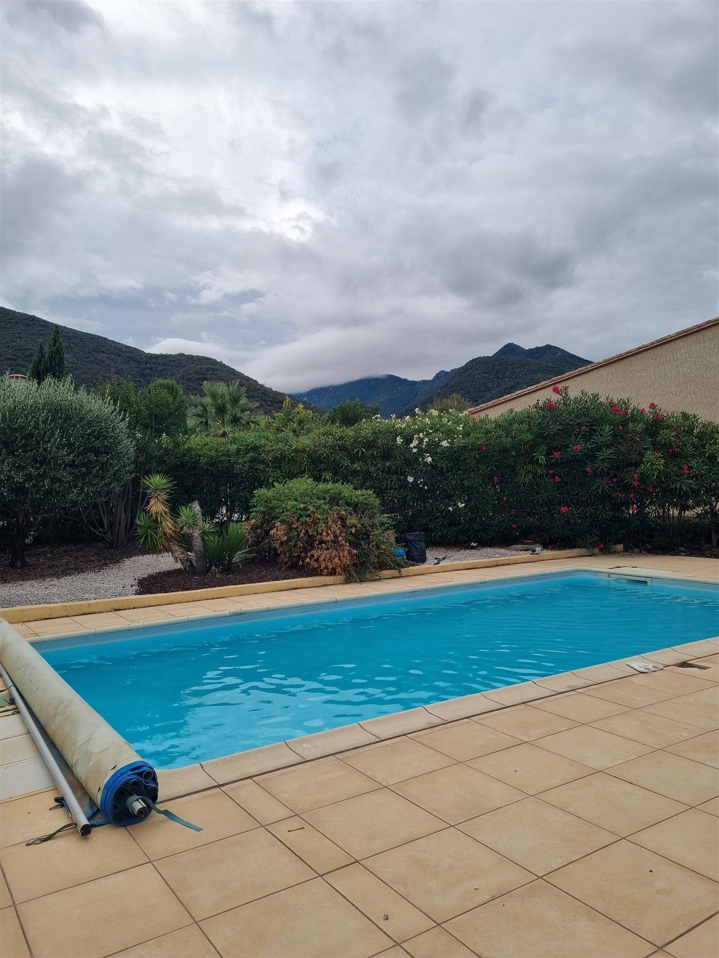 Moderna casa de quatro quartos com piscina, jardim e garagem perto de Finestret 66 Pyrenees Orienta
