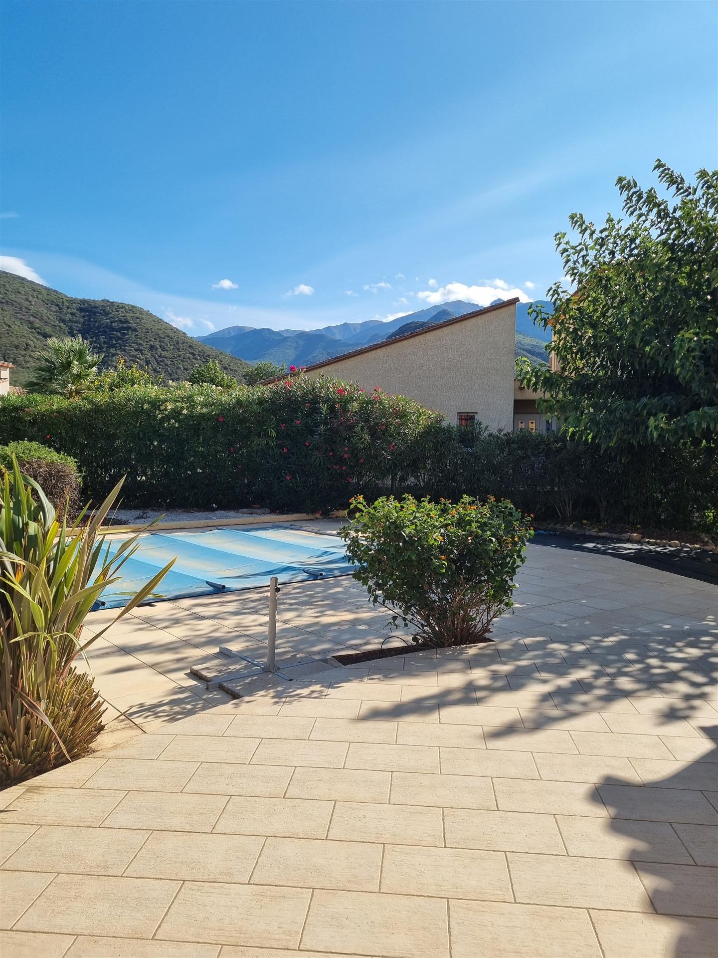 Moderna casa de quatro quartos com piscina, jardim e garagem perto de Finestret 66 Pyrenees Orienta
