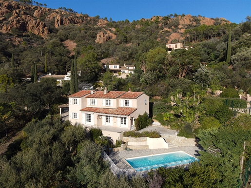 Villa met zeezicht met zwembad en garage