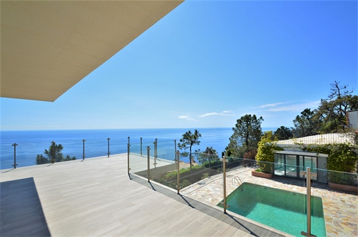 Außergewöhnliche moderne Villa mit Panoramablick auf das Meer