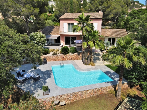 In a green setting villa with swimming pool and garage near the beach