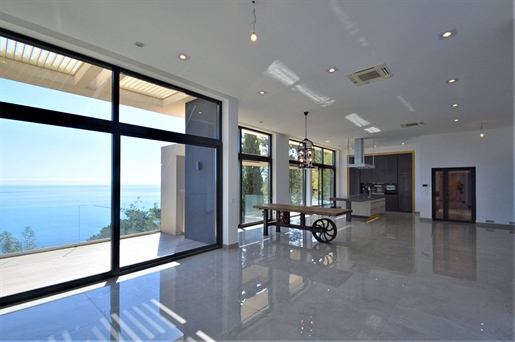 Exceptional contemporary property with panoramic sea view
