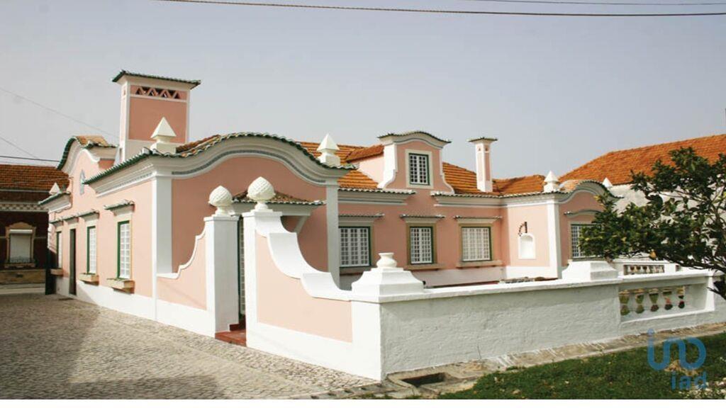 Shop / Commercial Establishment with 23 Rooms in Vila Chã de Ourique with 2845,00 m²