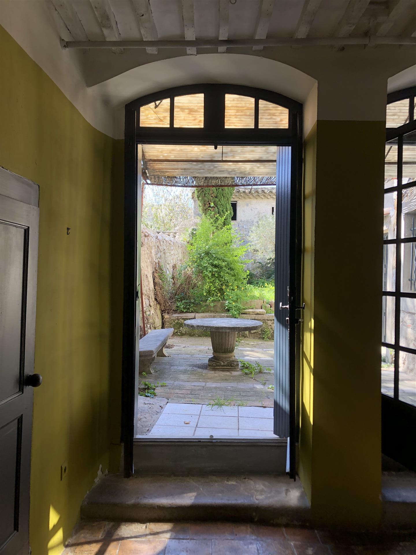 Charmante maison de village du 19ème siècle avec jardin et potentiel de rénovation 