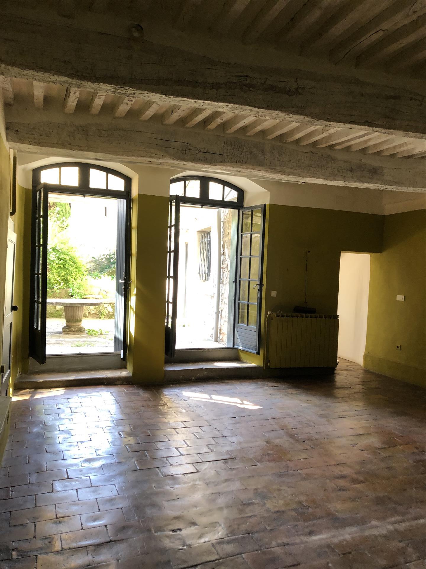 Charmante maison de village du 19ème siècle avec jardin et potentiel de rénovation 