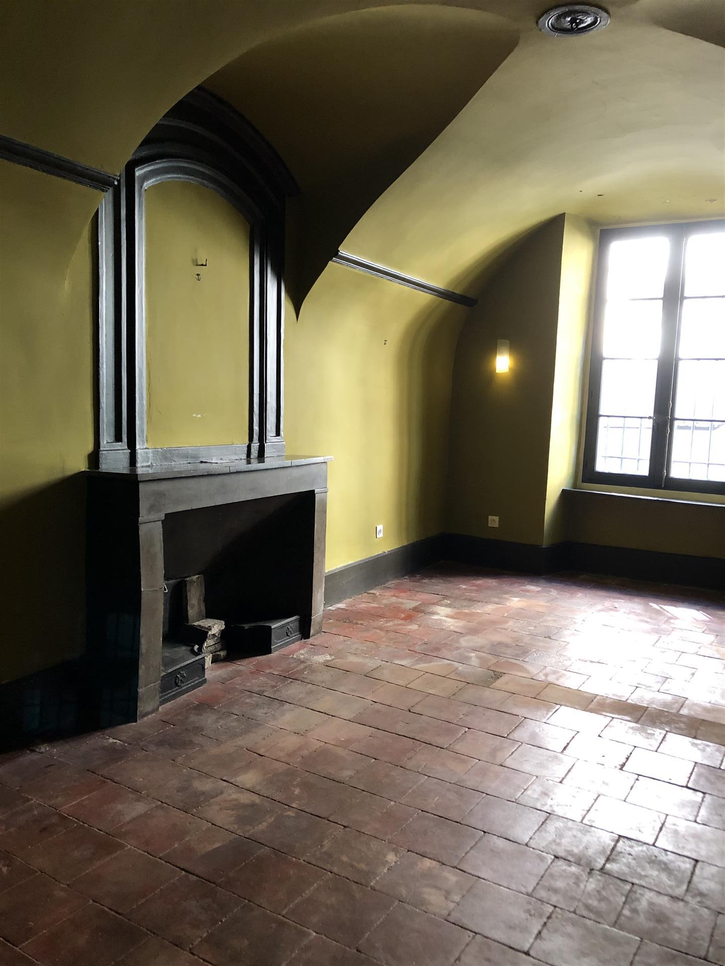 Charmante maison de village du 19ème siècle avec jardin et potentiel de rénovation 