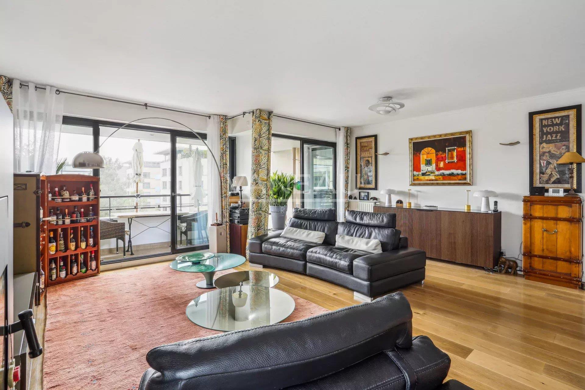 Paris al XVII-lea - Apartament de familie cu terasă, vedere neobstrucționată.