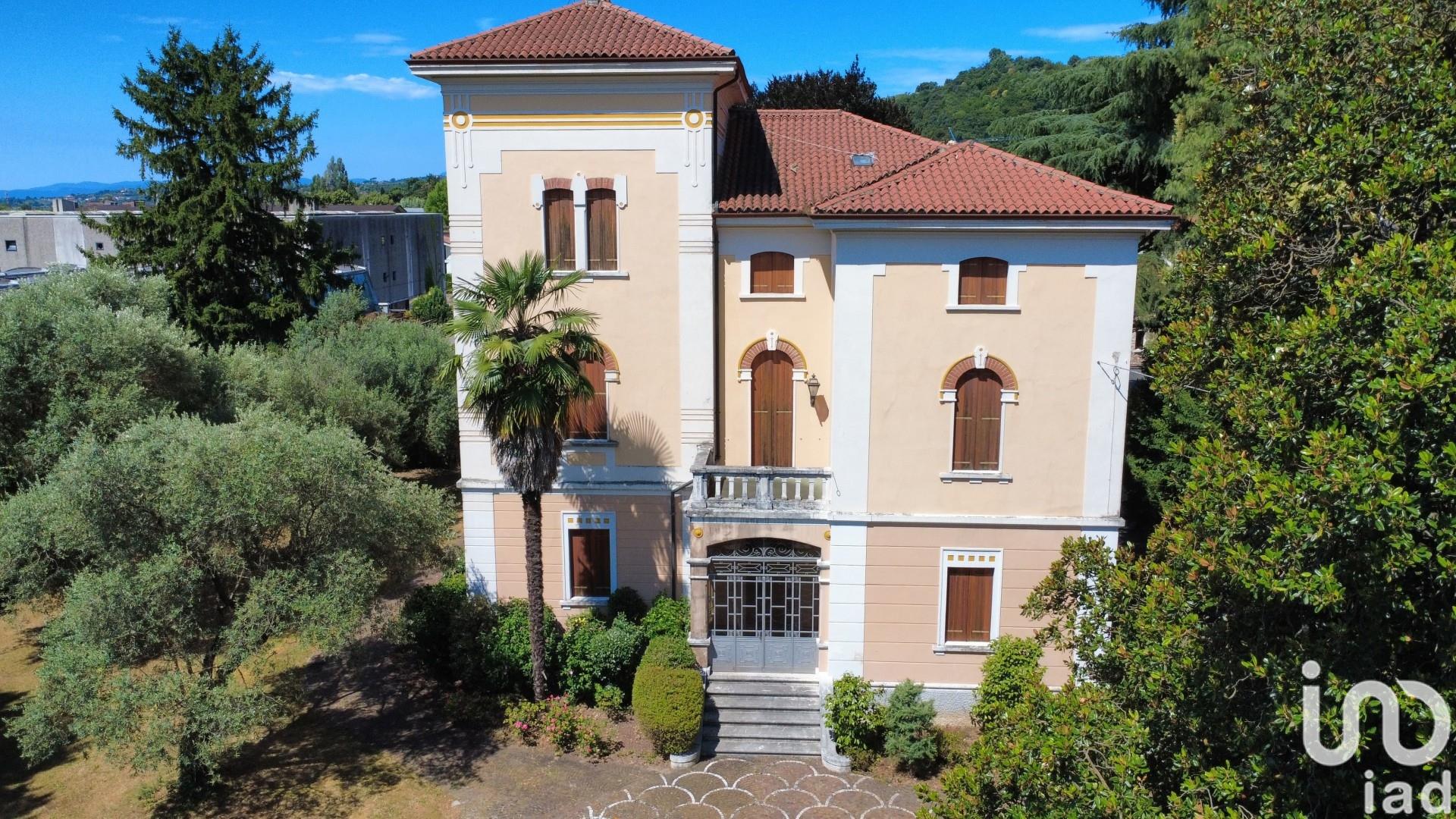 Sale Home 647 m² - 12 bedrooms