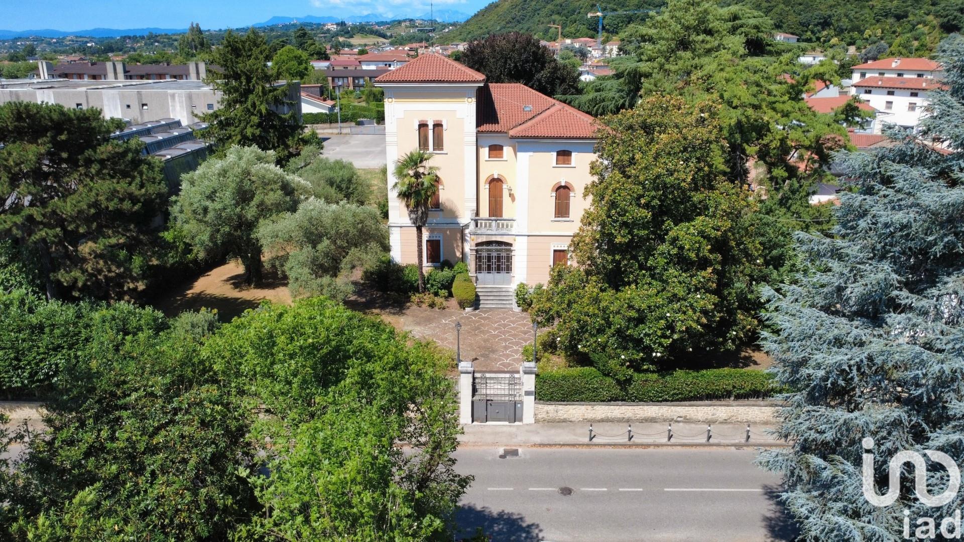 Sale Home 647 m² - 12 bedrooms