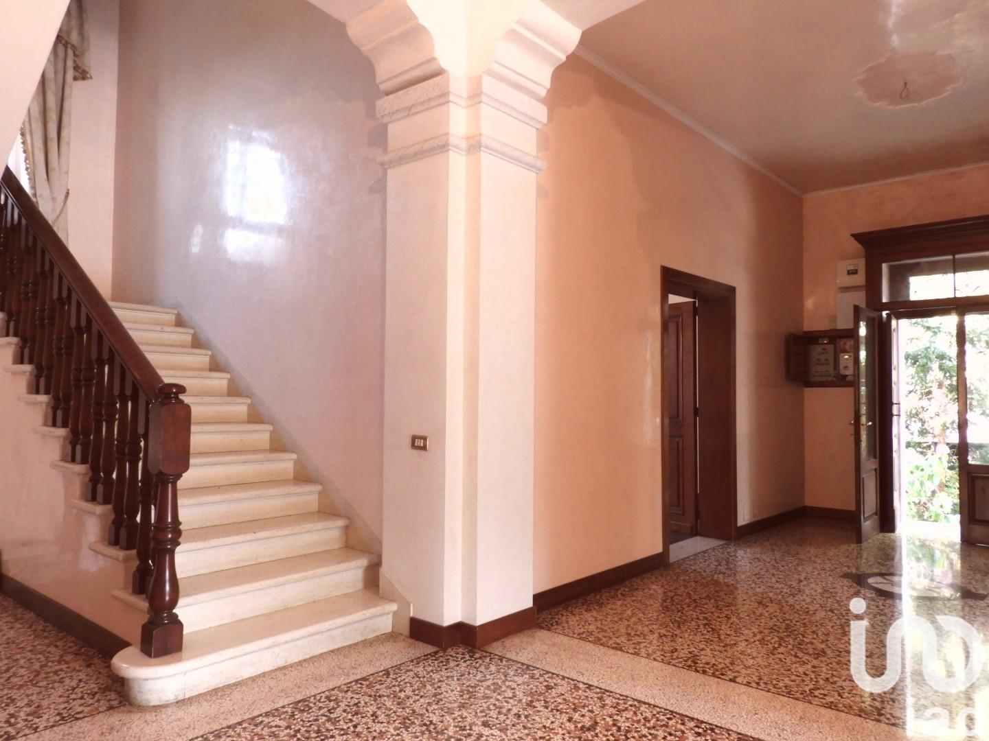 Sale Home 647 m² - 12 bedrooms