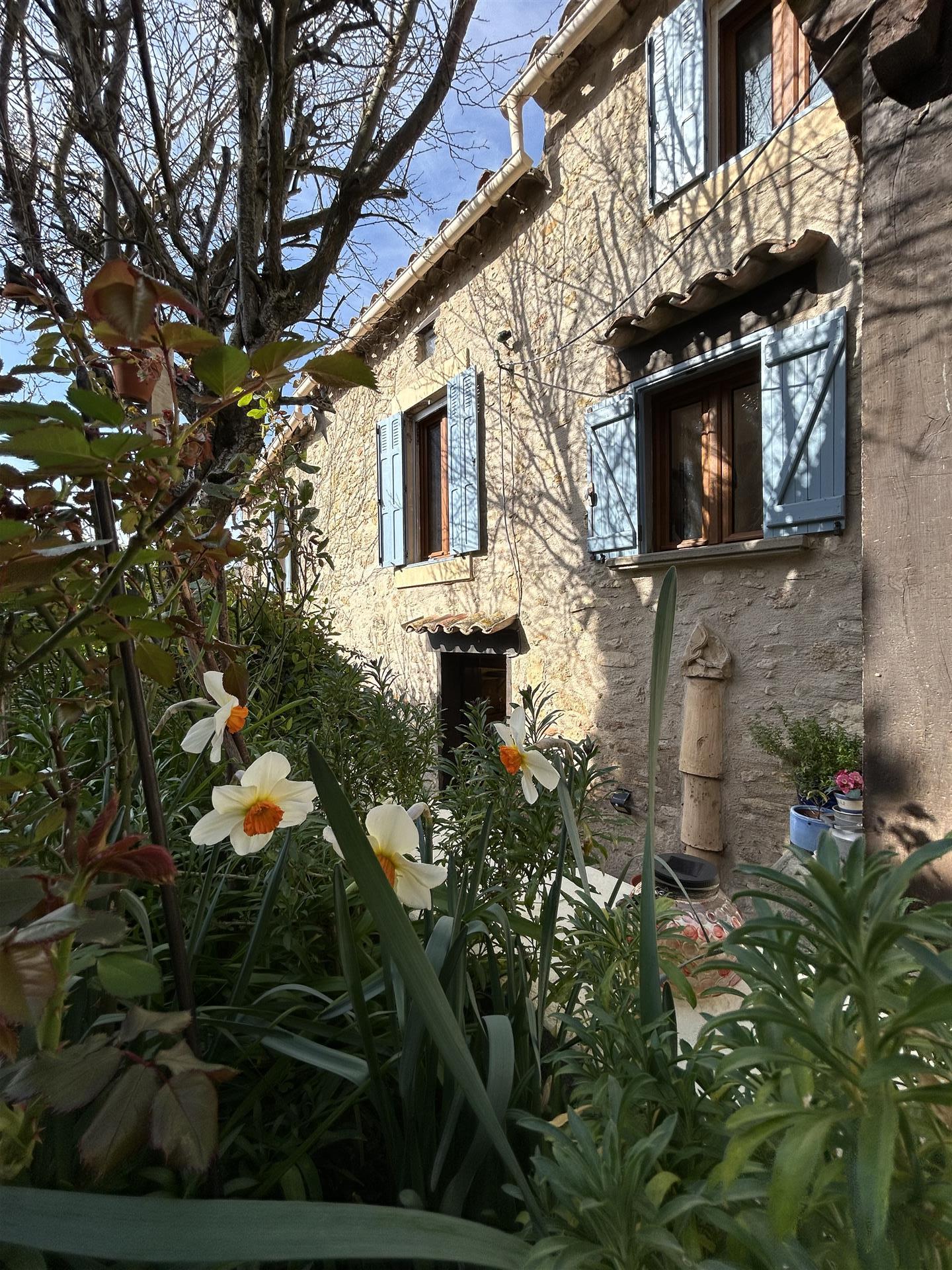 Casa de aldeia com terraços e jardim, vistas soberbas com anexo de pedra 