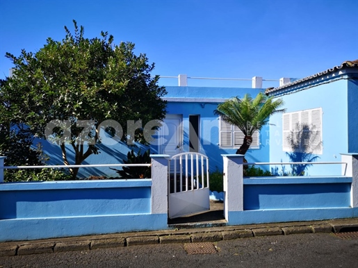 House T3 inserted in land with two fronts
