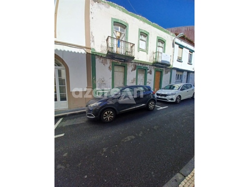Property in the historic area of Ponta Delgada, project approved for 8 apartments.