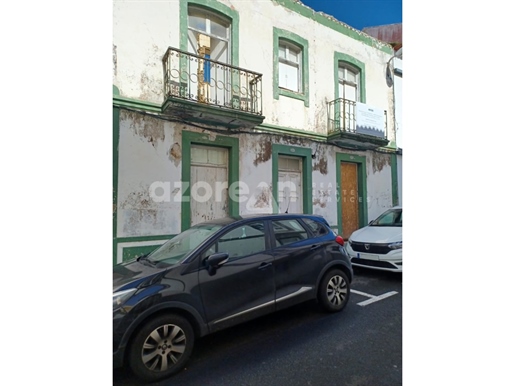 Property in the historic area of Ponta Delgada, project approved for 8 apartments.