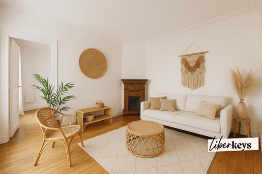 A charming 2-room apartment in a Haussmanian building on Rue Lamarck in the 18th arrondissement
