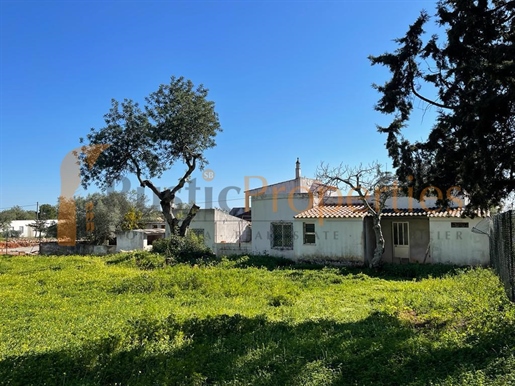 House to renovate or plot to rebuild 2 semi-detached villas in Vale Formoso. Rp01983v